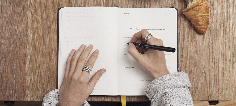 手帳に学習計画を書き込むイメージ